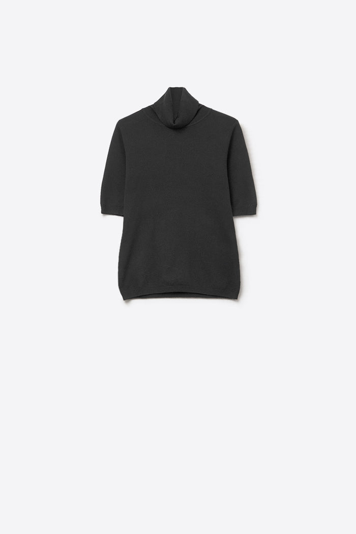 Fine knit sweater in black with a high neck and elbow-length sleeves