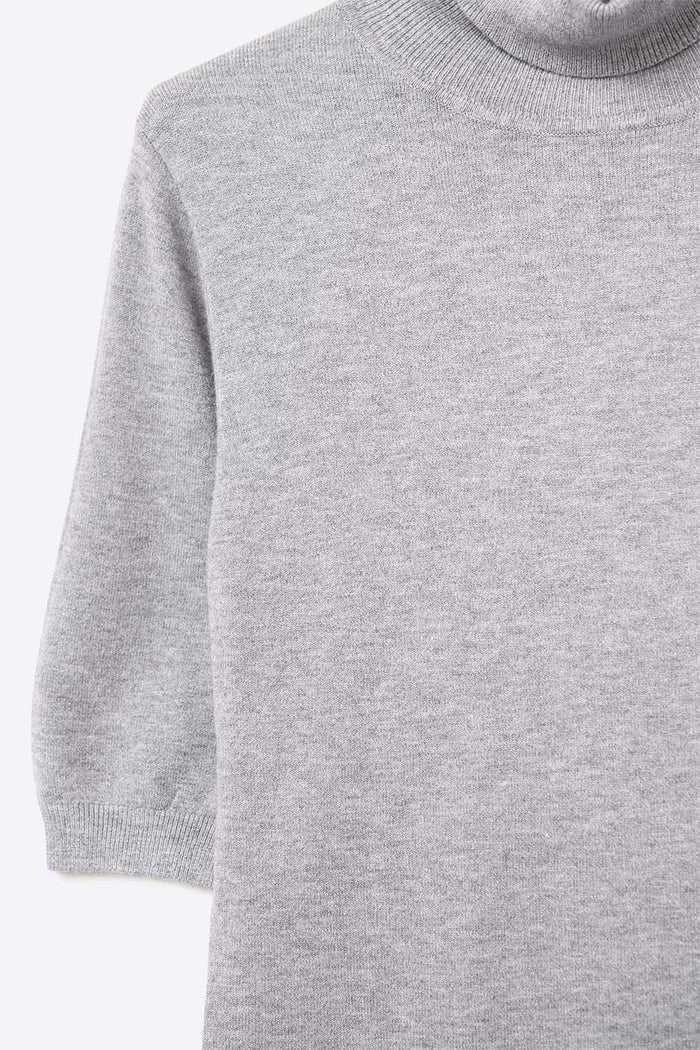 Fine knit sweater in grey with a high neck and elbow-length sleeves