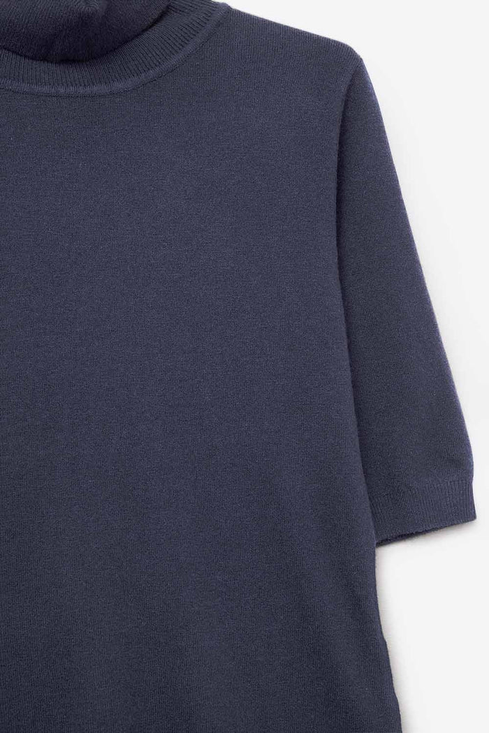 Fine knit sweater in navy blue with a high neck and elbow-length sleeves
